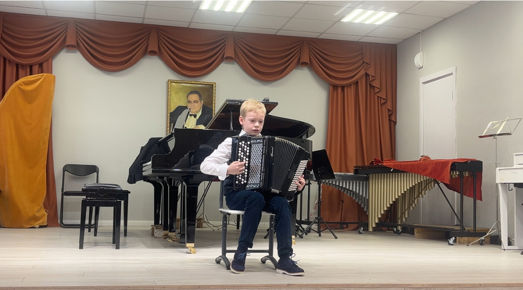 Лихачев Григорий баян.jpg